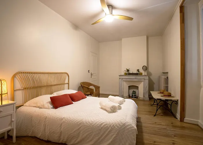 Holiday home Spacieuse Avec Piscine Privee *